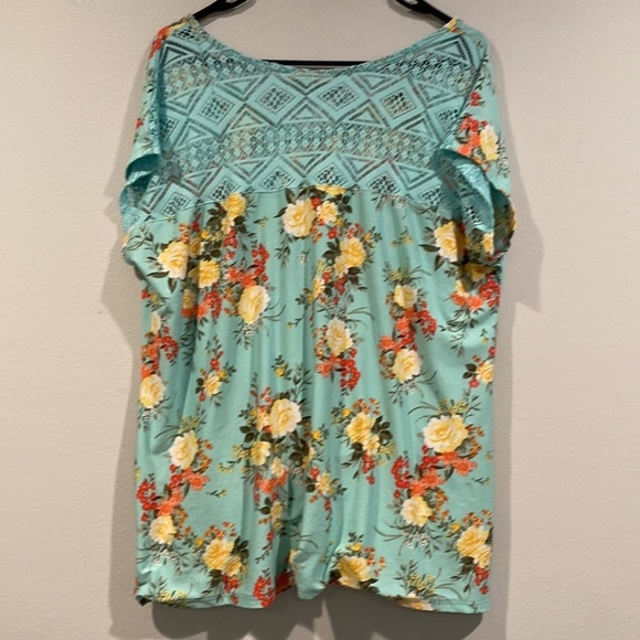 Bobbie Brooks Plus Size Blue Floral Twist Top with Lace on Back - Size 1X - Picture 6 of 7